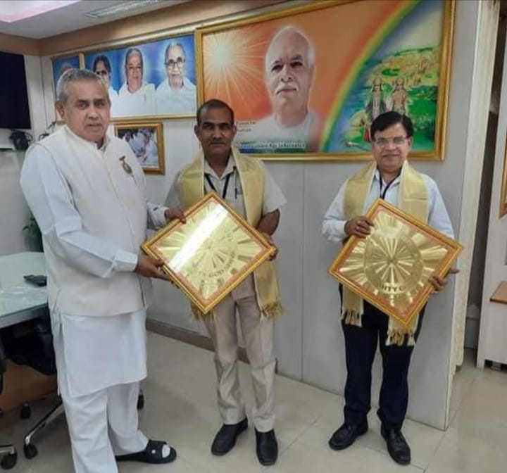 डॉ आनंद भारद्वाज को दायित्व सौंपते हुए