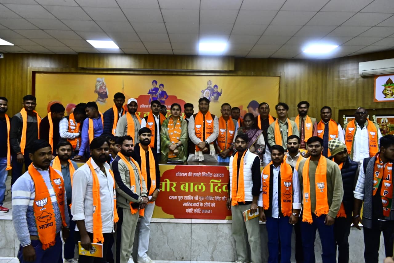 एनएसयूआई के पूर्व छात्रसंघ अध्यक्ष बीके कुशवाह के साथ पन्द्रह सदस्यों ने ग्रहण की भाजपा की सदस्यता