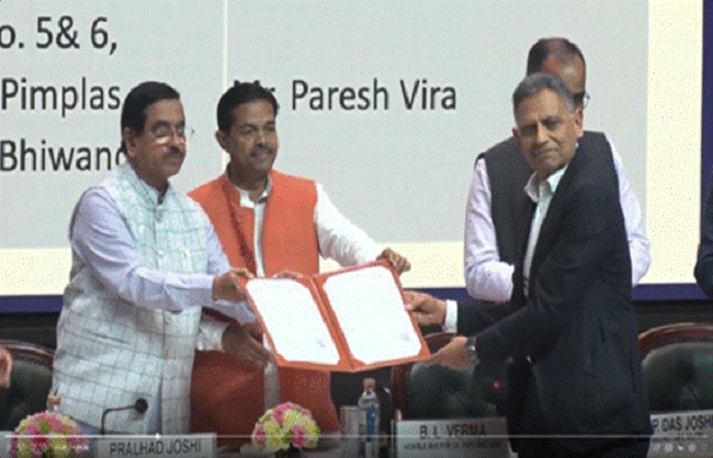 11 निजी संस्थाओं को 12 जीएटीसी प्रमाणपत्र प्रदान करते प्रल्हाद जोशी और बी.एल. वर्मा 11 निजी संस्थाओं को 12 जीएटीसी प्रमाणपत्र प्रदान करते प्रल्हाद जोशी और बी.एल. वर्मा