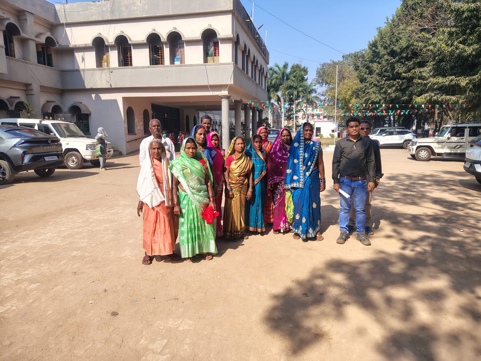 कलेक्ट्रेट में समस्या बताते हुए ग्रामीण। कलेक्ट्रेट में समस्या बताते हुए ग्रामीण।