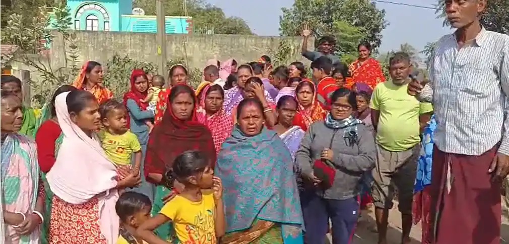 विरोध प्रदर्शन करते स्थानीय लोग