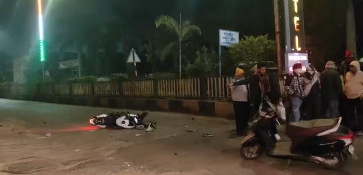 सडक पर पडी बाइक