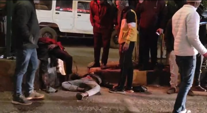 डिवाडर से टकराने के बाद माैके पर पडा युवक