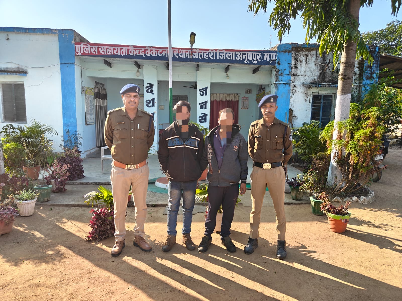 पकडे गये आराेपित