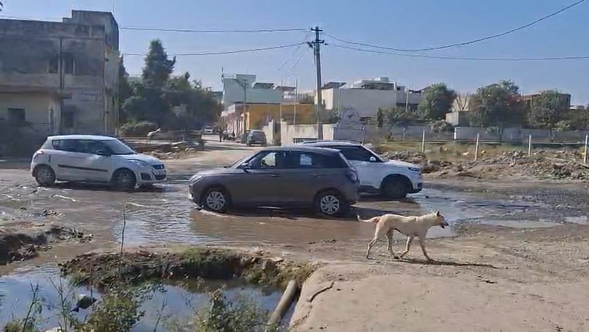 एनएच 158 की 700 मीटर सड़क बनी आंदोलन की वजह, खून से लिखा ज्ञापन