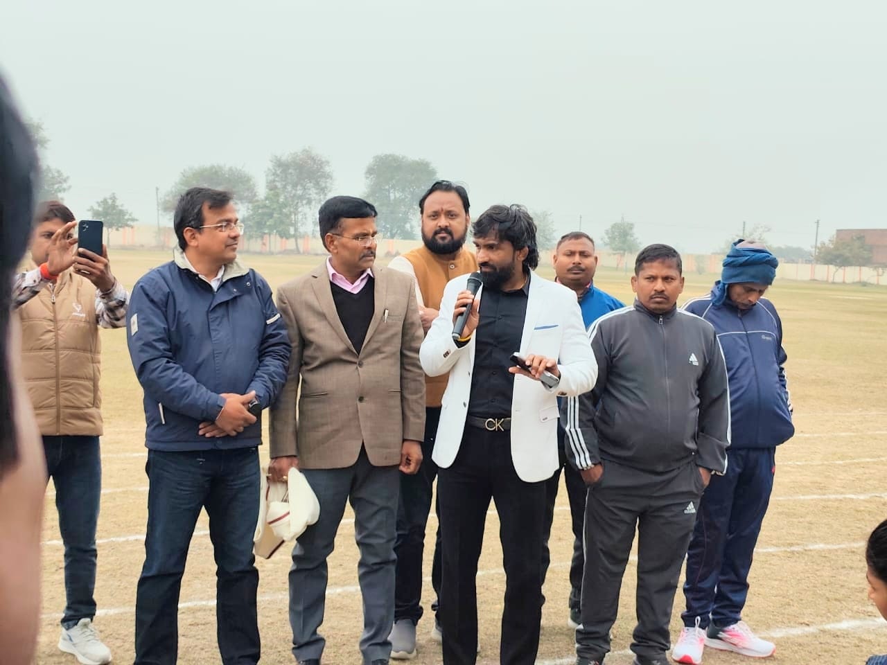 पूर्वांचल विश्वविद्यालय के एकलव्य स्टेडियम में योगेश्वर दत्त लोगो को संबोधित करते हुए