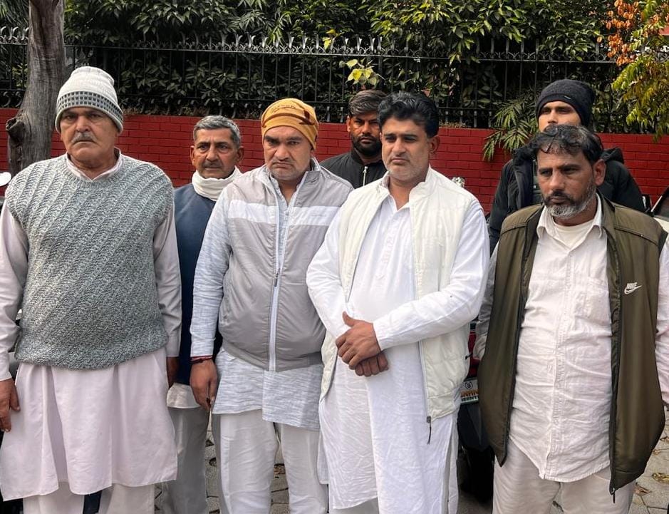 सर्वखाप के प्रतिनिधि डीजीपी कार्यालय के बाहर सर्वखाप के प्रतिनिधि डीजीपी कार्यालय के बाहर