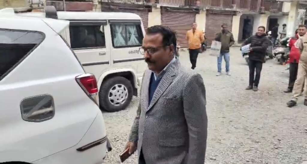 तहसील में डीएम ने मारा छापा,कोट की गोपनीय फाइलों पर कार्य कर रहे थे दो युवक… तहसील में डीएम ने मारा छापा,कोट की गोपनीय फाइलों पर कार्य कर रहे थे दो युवक…