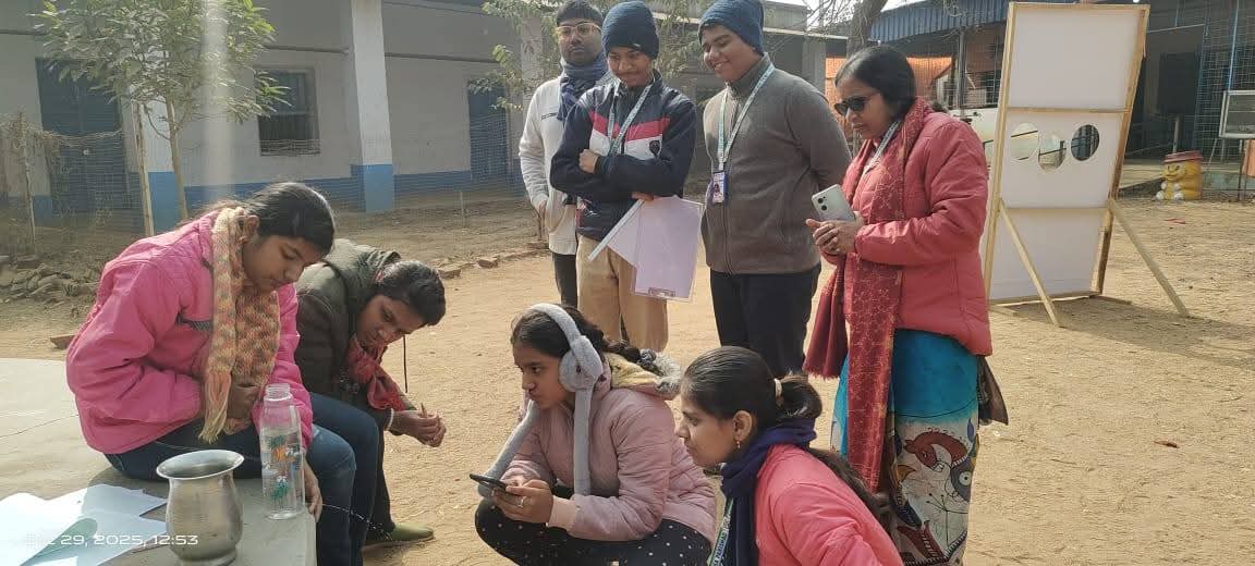 विष्णुपुर में आयोजित हाथों-हाथ भौतिकी कार्यशाला में प्रयोग करते