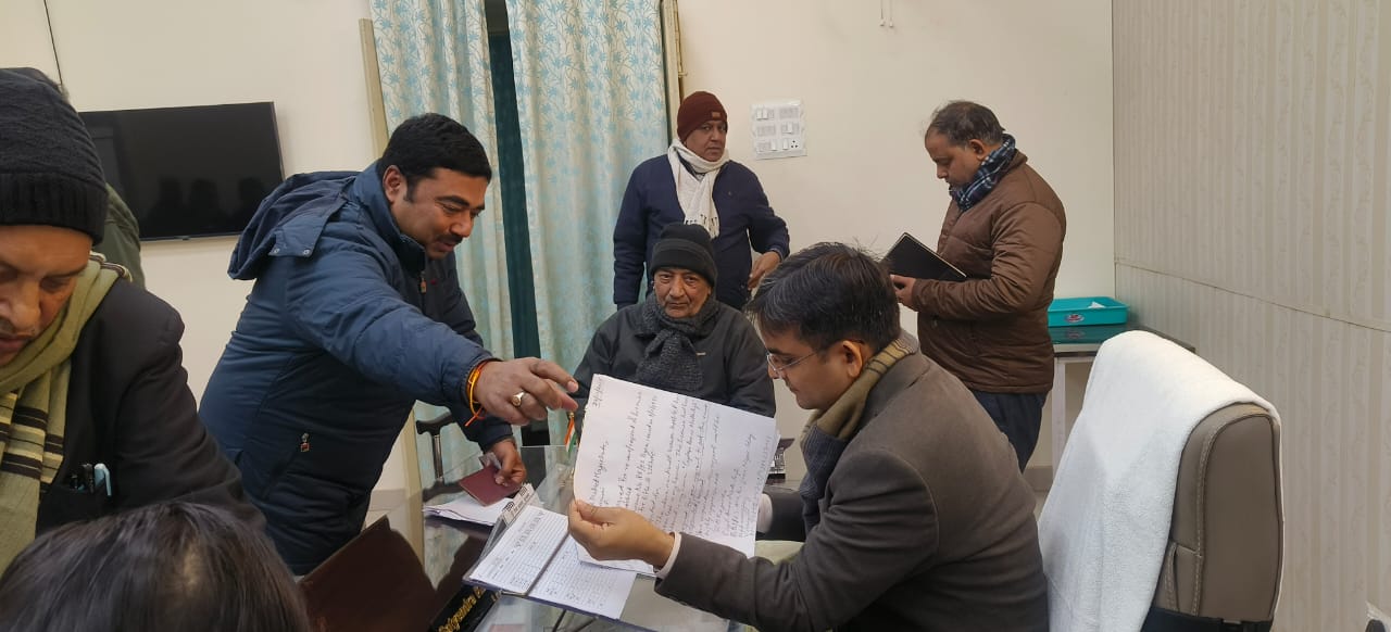 जनता दर्शन कार्यक्रम में फरियाद सुनते जिलाधिकारी जनता दर्शन कार्यक्रम में फरियाद सुनते जिलाधिकारी
