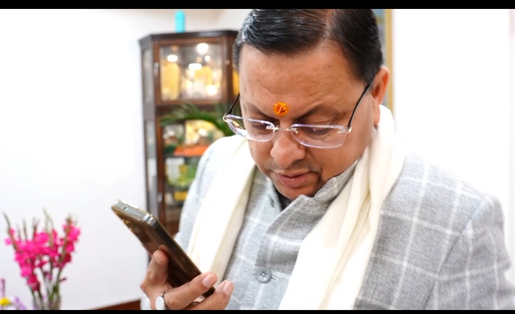 Chief Minister पुष्कर सिंह धामी एंजेल चकमा के पिता से फोन पर बात करते. Chief Minister पुष्कर सिंह धामी एंजेल चकमा के पिता से फोन पर बात करते.
