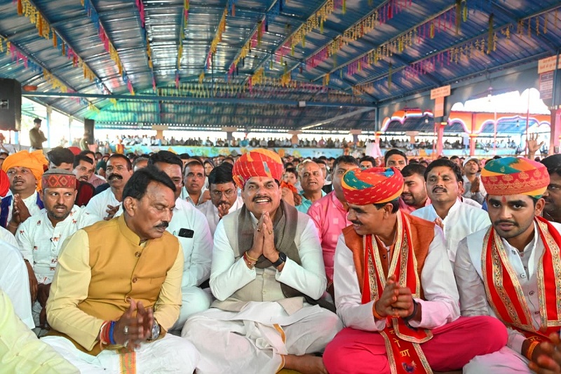 संत कमल किशोर नागर महाराज की कथा में शामिल हुए मुख्यमंत्री संत कमल किशोर नागर महाराज की कथा में शामिल हुए मुख्यमंत्री