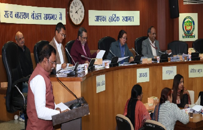 स्थायी समिति की अध्यक्ष सत्या शर्मा बैठक की अध्यक्षता करते हुए.