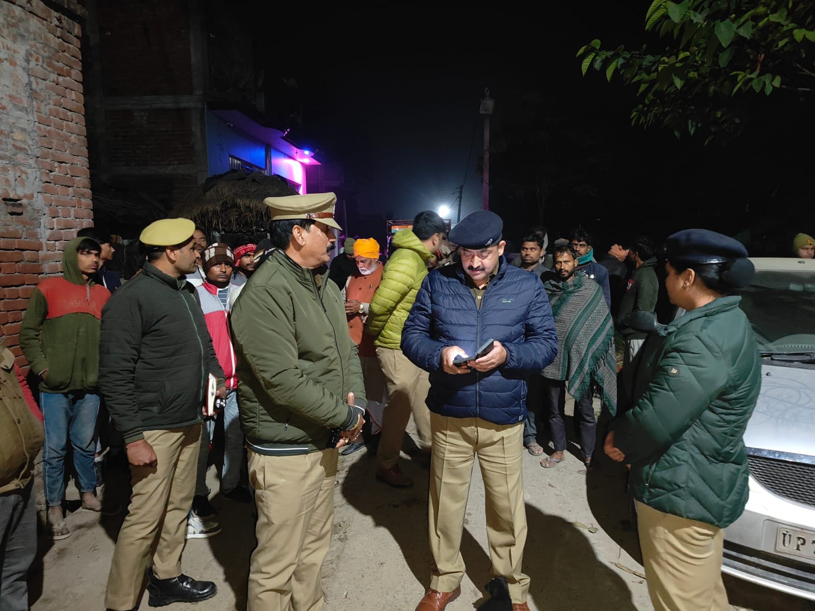 घटनास्थल पर पुलिस बल घटनास्थल पर पुलिस बल