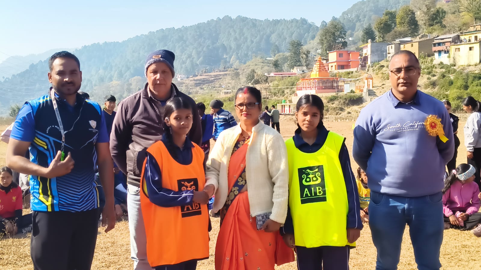 पंचायत स्तरीय खेल महाकुंभ प्रतियोगिता में प्रतिभागियों के साथ मुख्य अतिथि पंचायत स्तरीय खेल महाकुंभ प्रतियोगिता में प्रतिभागियों के साथ मुख्य अतिथि