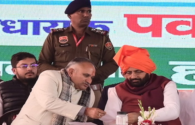 सोनीपत: मुख्यमंत्री को मांग पत्र सौंपते हुए मेयर राजीव जैन