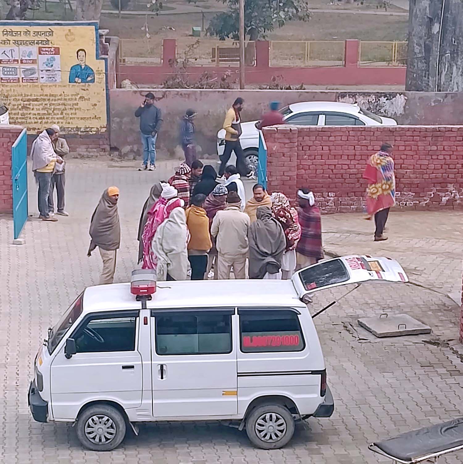 मृतक के शव का पोस्टमार्टम करवाने आए परिजन। मृतक के शव का पोस्टमार्टम करवाने आए परिजन।