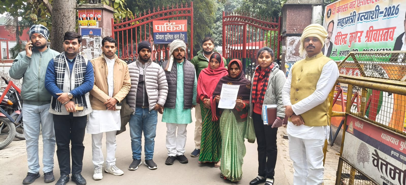 राहुल मिश्रा आत्महत्या मामले में ज्ञापन सौंपने के बाद मृत युवक की मां