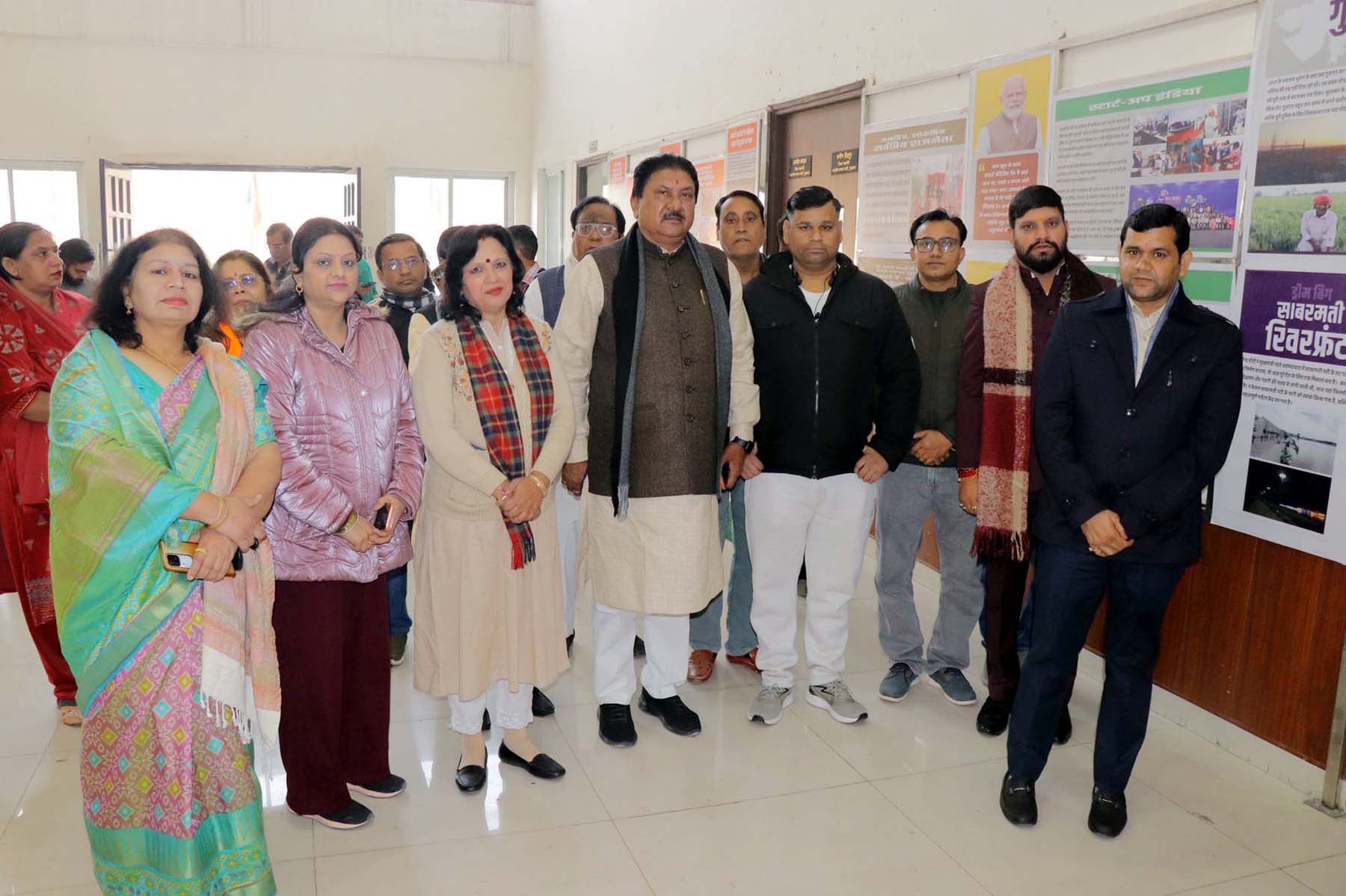 गुरुग्राम भाजपा कार्यालय में अटल जी के जीवन पर आधारित प्रदर्शनी के दौरान मौजूद भाजपा के नेता व कार्यकर्ता।