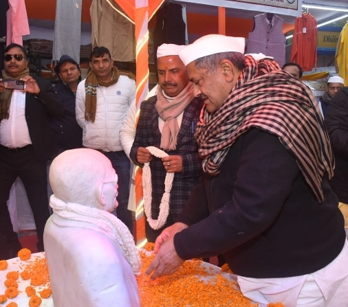 धर्मेन्द्र राय ने गांधी प्रतिमा पर माल्यार्पण किया धर्मेन्द्र राय ने गांधी प्रतिमा पर माल्यार्पण किया