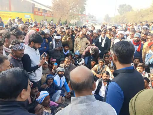युवा कांग्रेस जिलाध्यक्ष रामभरत मीणा और किसान कांग्रेस जिलाध्यक्ष जसवंत मीणा द्वारा किसानों के साथ हाइवे पर लगाया जाम।