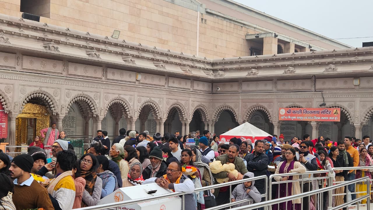 काशी विश्वनाथ मंदिर दर्शन के लिए उमडी भीड काशी विश्वनाथ मंदिर दर्शन के लिए उमडी भीड