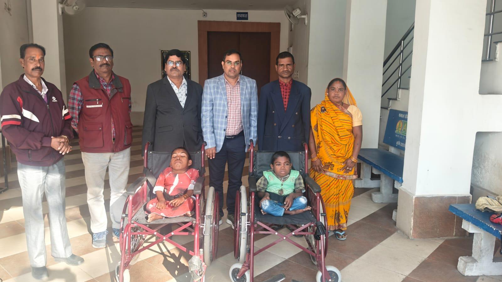 कोरबा : जनदर्शन में करण और मीना को मिला व्हीलचेयर, कुल 86 आवेदन प्राप्त हुए