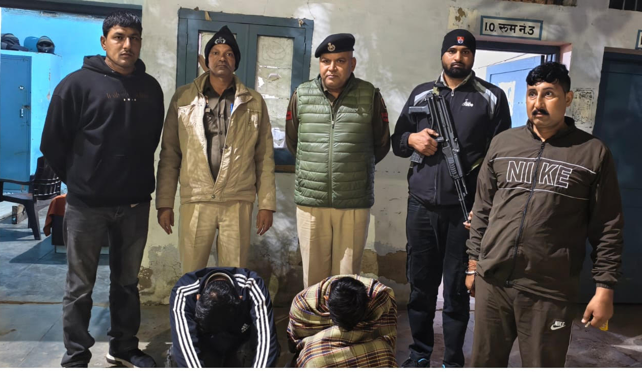 पकड़े गए शराब तस्कर। पकड़े गए शराब तस्कर।