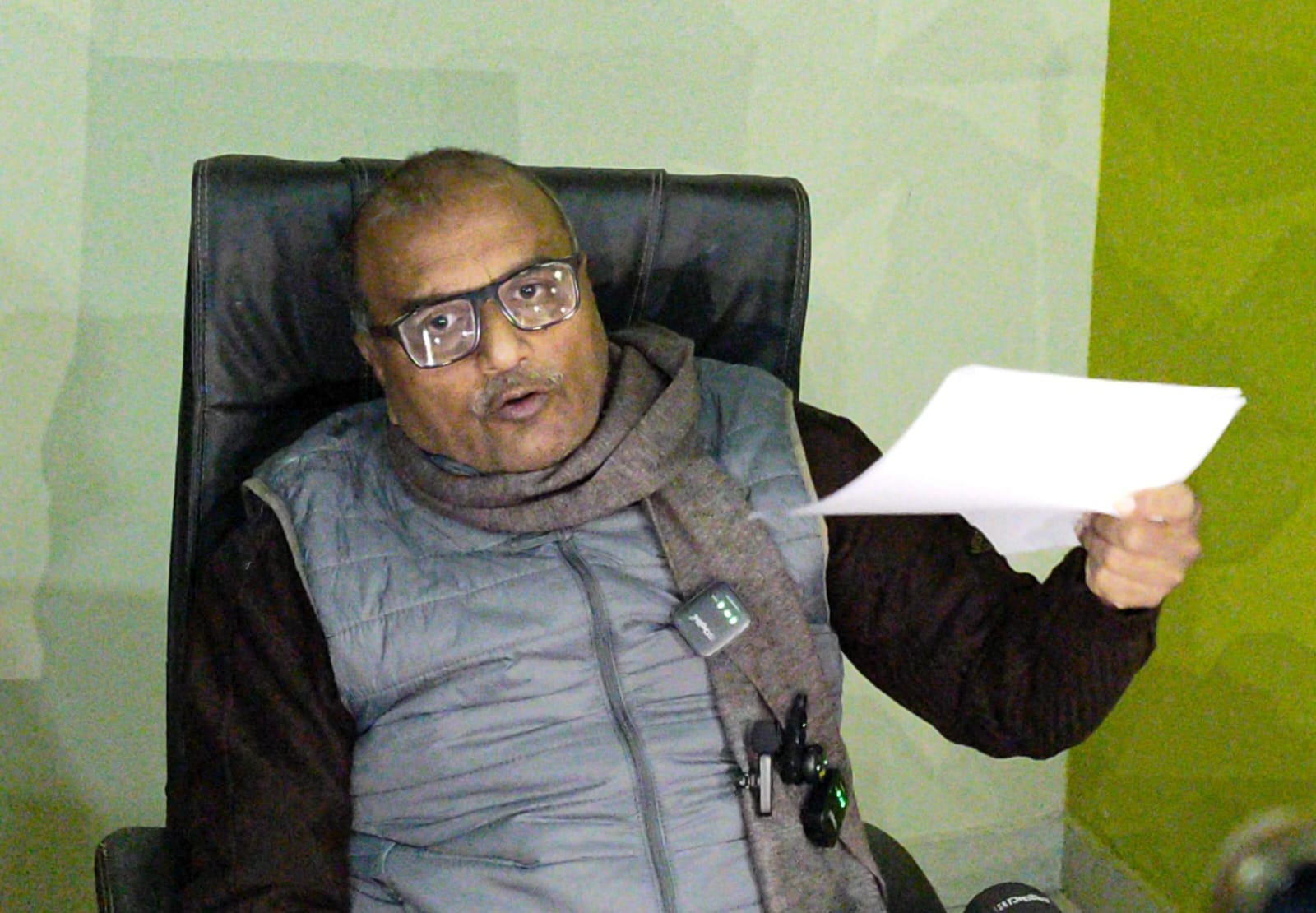 शैलेंद्र यादव ललई पूर्व मंत्री सपा मीडिया से बातचीत करते हुए