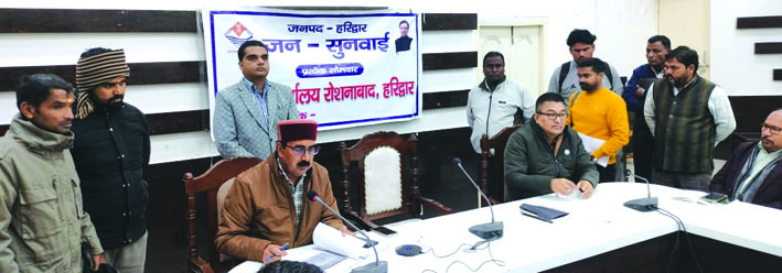 जन समस्याएं सुनते हुए अधिकारी जन समस्याएं सुनते हुए अधिकारी