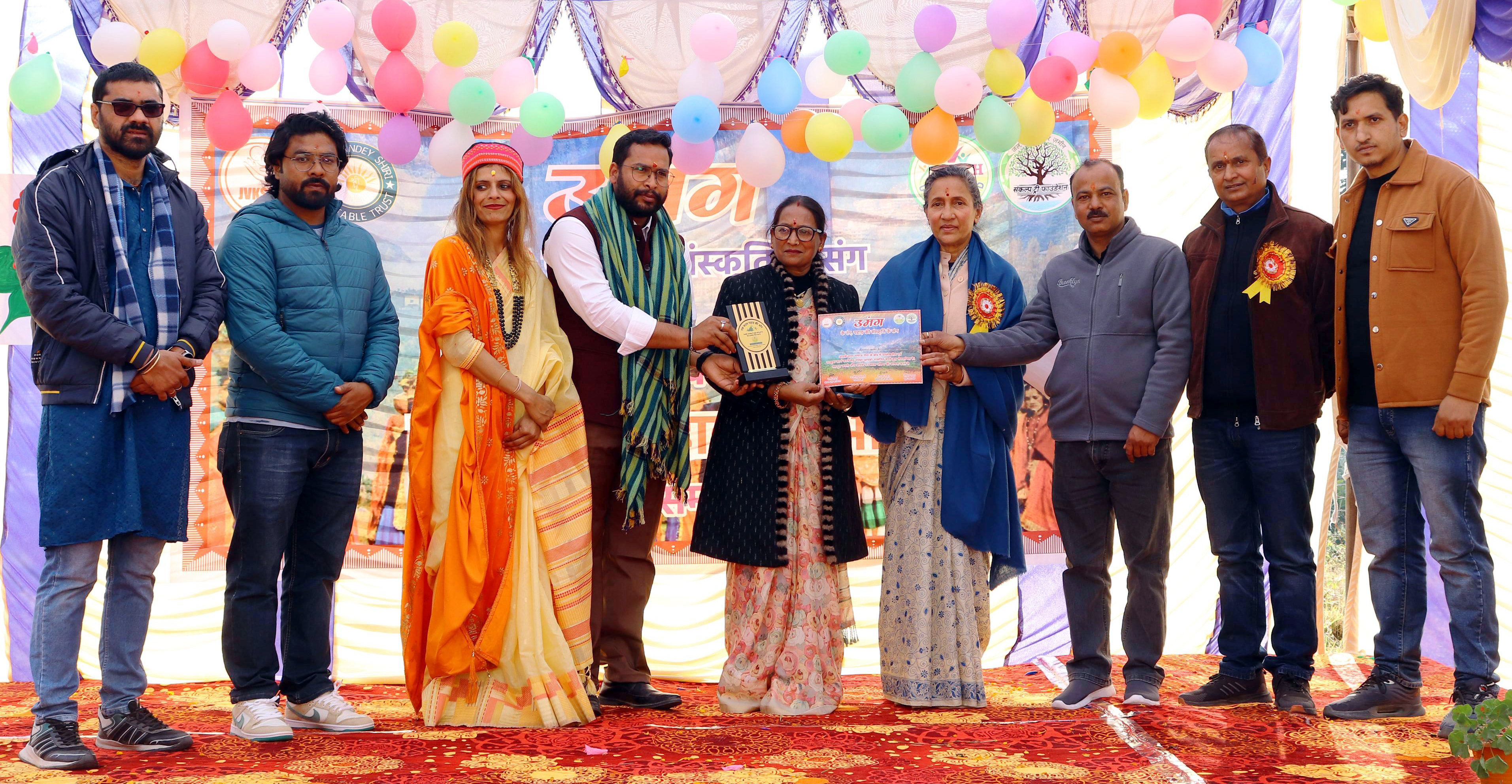 कार्यक्रम में सम्मानित होते लोग. कार्यक्रम में सम्मानित होते लोग.