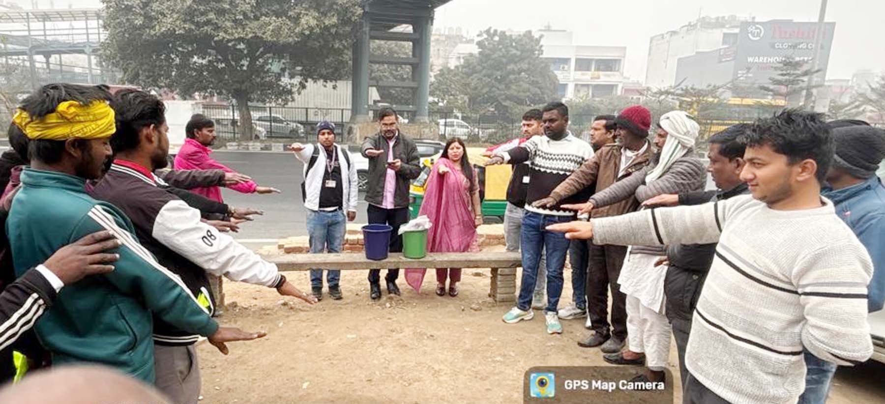 गुरुग्राम की राजीव कालोनी में लोगों को स्वच्छता की शपथ दिलाने निगम कर्मचारी.