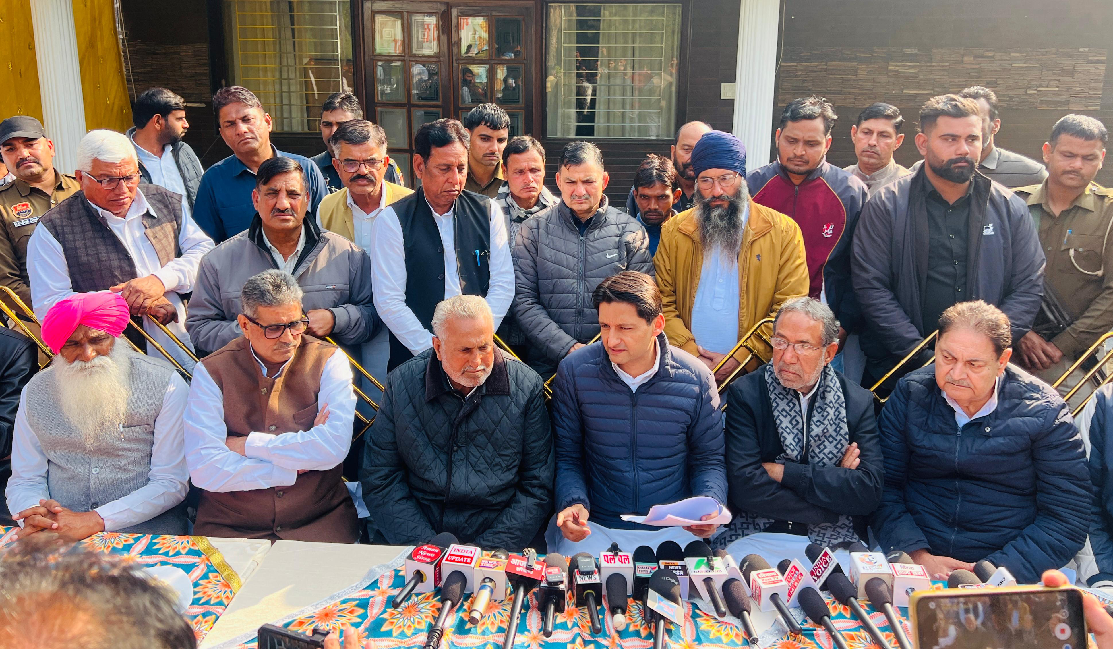 पत्रकारों से बातचीत करते सांसद दीपेंद्र हुड्डा.
