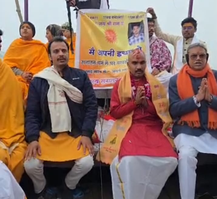 मध्य प्रदेश के असद खान नाव पर बैठे हुए