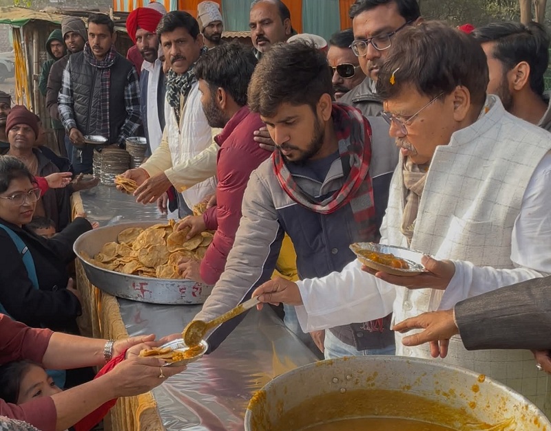 प्रसादी वितरण के रुप में भंडारे का आयोजन