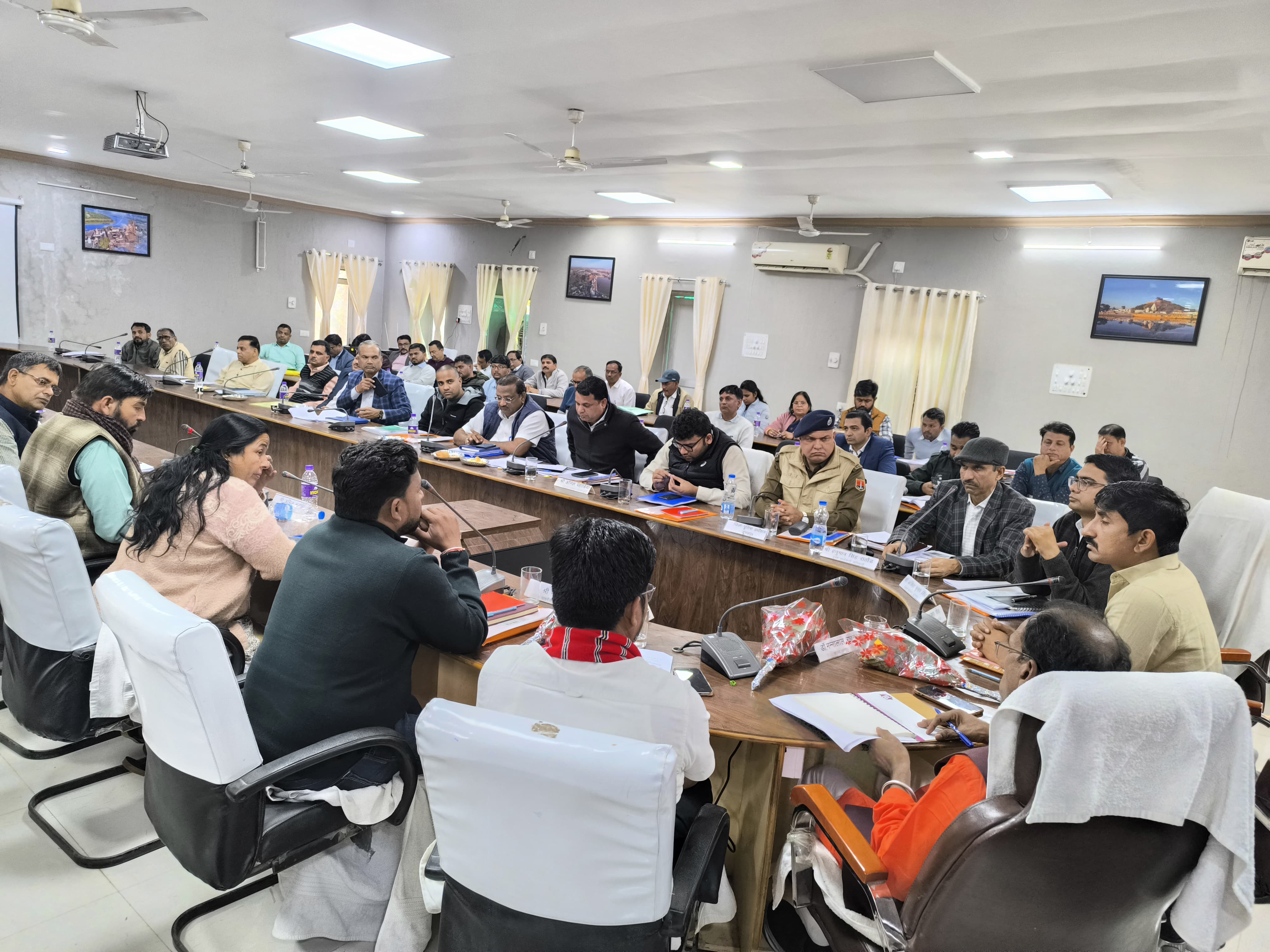 दिशा की बैठक में मौजूद अधिकारी व जनप्रतिनिधि