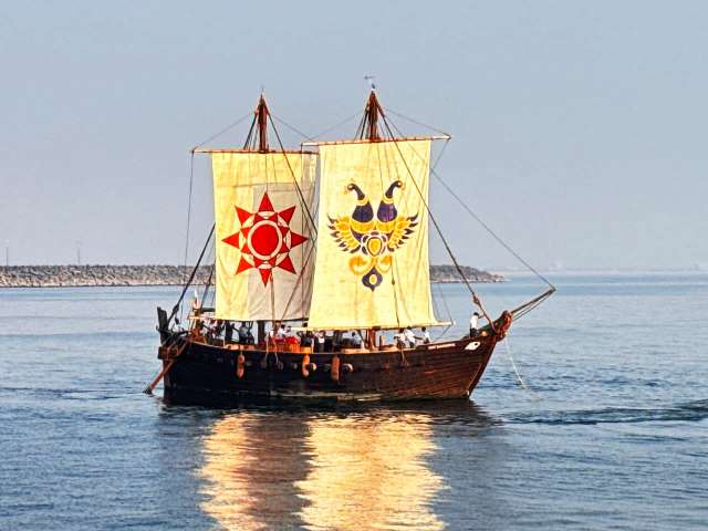 आईएनएसवी कौंडिन्य पहली समुद्री यात्रा पर रवाना आईएनएसवी कौंडिन्य पहली समुद्री यात्रा पर रवाना