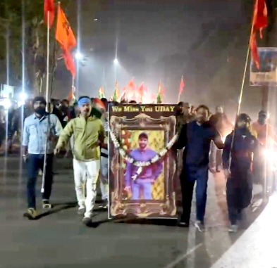 खड़गपुर टाउन थाना के सामने सिविक वॉलंटियर की मौत के विरोध में प्रदर्शन करते हिन्दू समाज