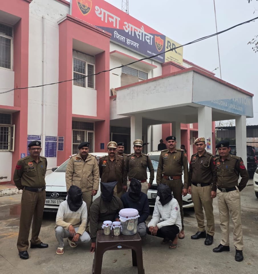 39 लाख रुपये लूट के मामले में गिरफ्तार किए गए चारों आरोपी पुलिस हिरासत में। 39 लाख रुपये लूट के मामले में गिरफ्तार किए गए चारों आरोपी पुलिस हिरासत में।