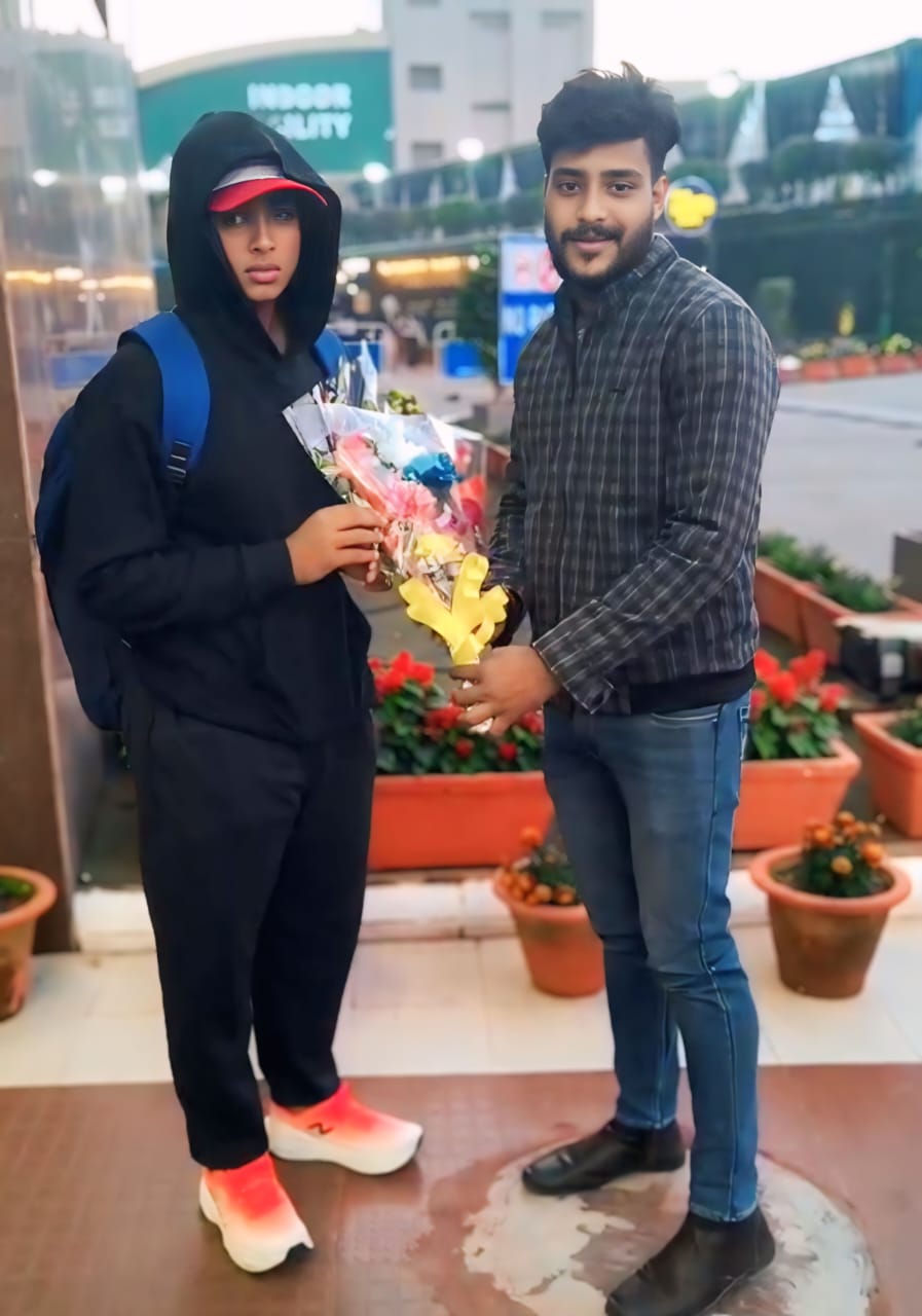 क्रिकेटर वैभव सूर्यवंशी के साथ प्रणव की फोटो क्रिकेटर वैभव सूर्यवंशी के साथ प्रणव की फोटो
