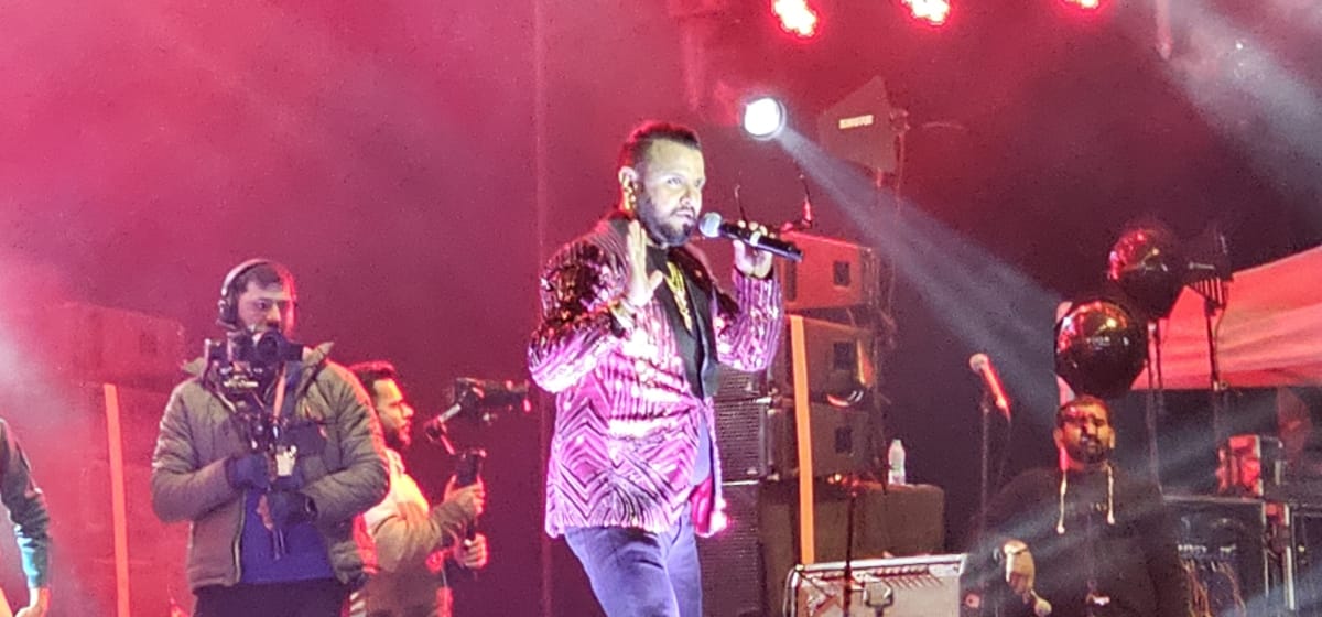 प्रस्तुति देते हुए नाटी किंग कुलदीप शर्मा।