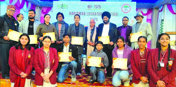 चित्रकारों को सम्मानित करने के दौरान चित्रकारों को सम्मानित करने के दौरान