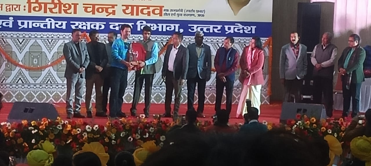 कार्यक्रम में छात्र