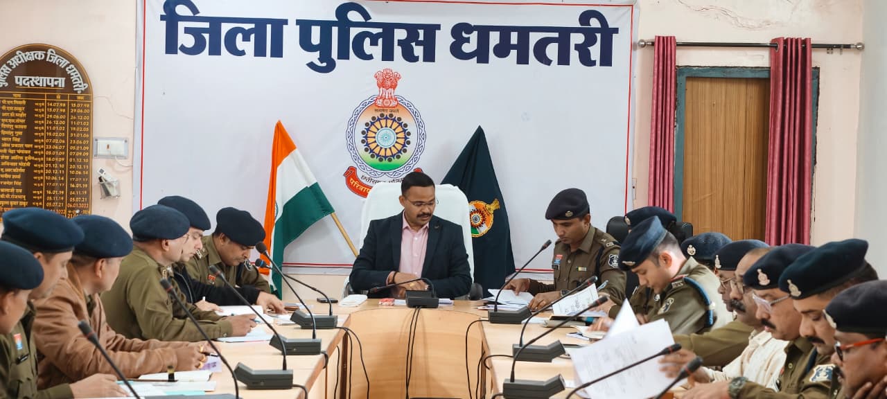 बैठक को संबोधित करते हुए पुलिस अधीक्षक सूरज सिंह परिहार। बैठक को संबोधित करते हुए पुलिस अधीक्षक सूरज सिंह परिहार।