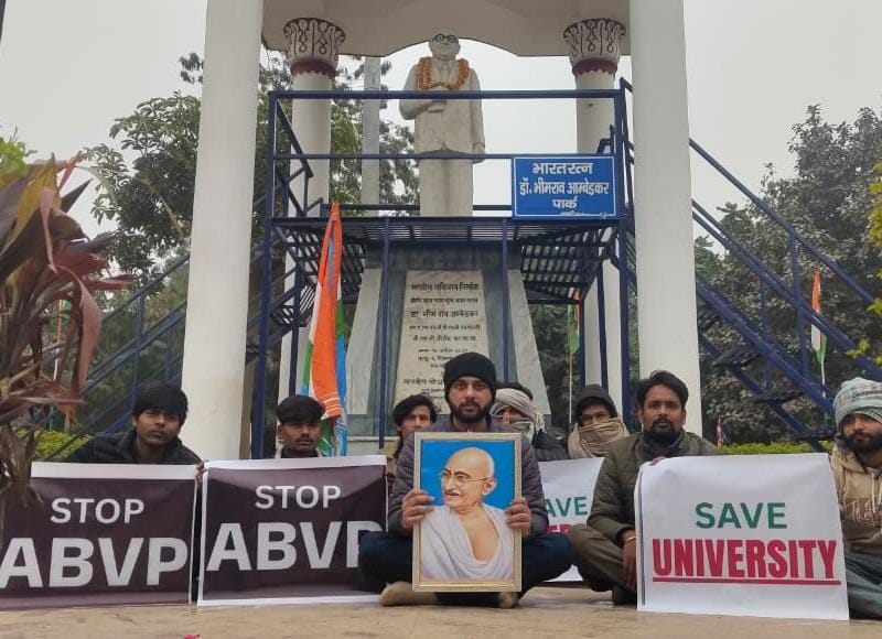 आंबेडकर तिराहे पर प्रदर्शन करते हुए NSUI का कार्यकर्ता