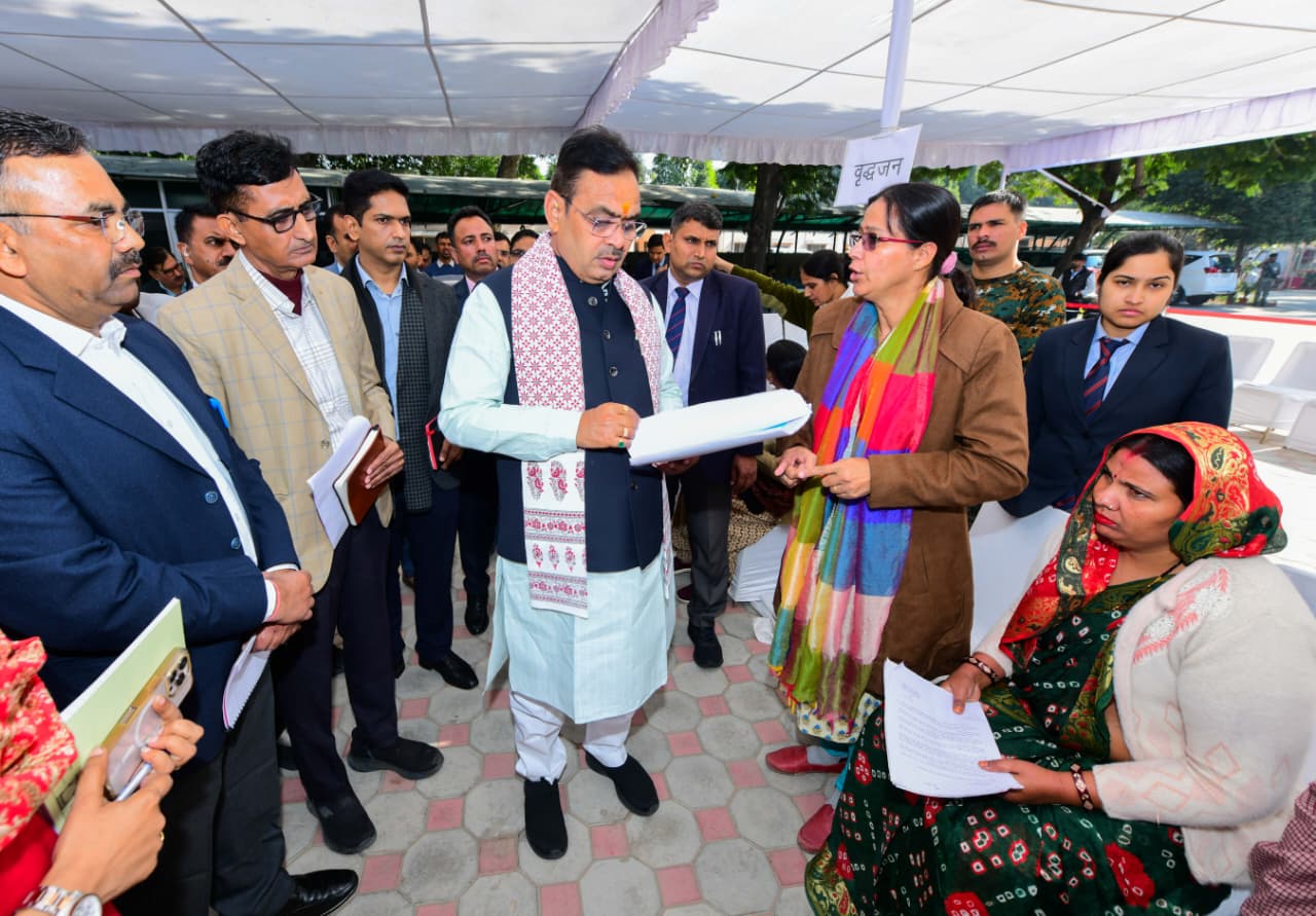 मुख्यमंत्री भजनलाल शर्मा जनसुनवाई करते हुए मुख्यमंत्री भजनलाल शर्मा जनसुनवाई करते हुए