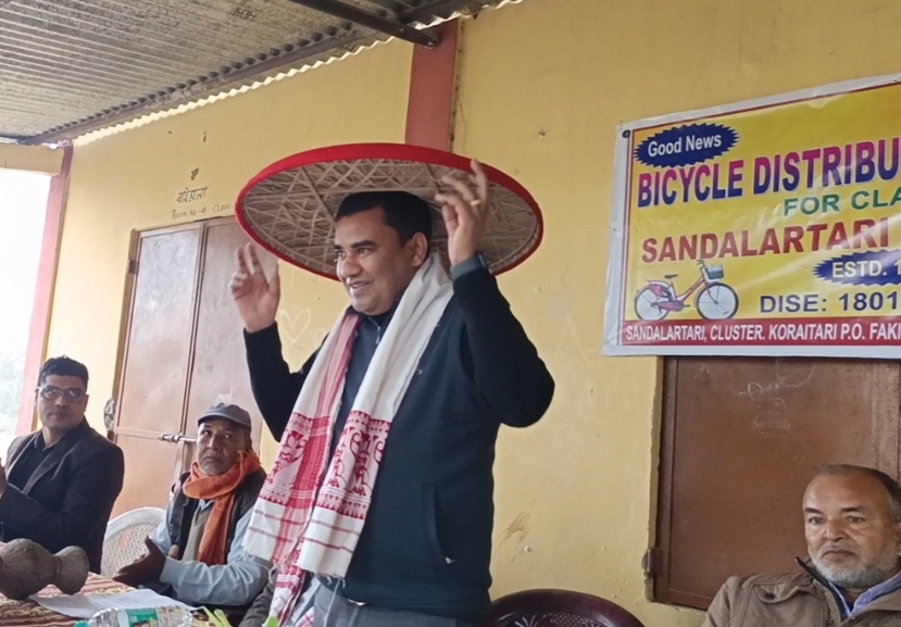 सांदालारटारी हाई स्कूल में विद्यार्थियों के बीच साइकिल वितरण। सांदालारटारी हाई स्कूल में विद्यार्थियों के बीच साइकिल वितरण।