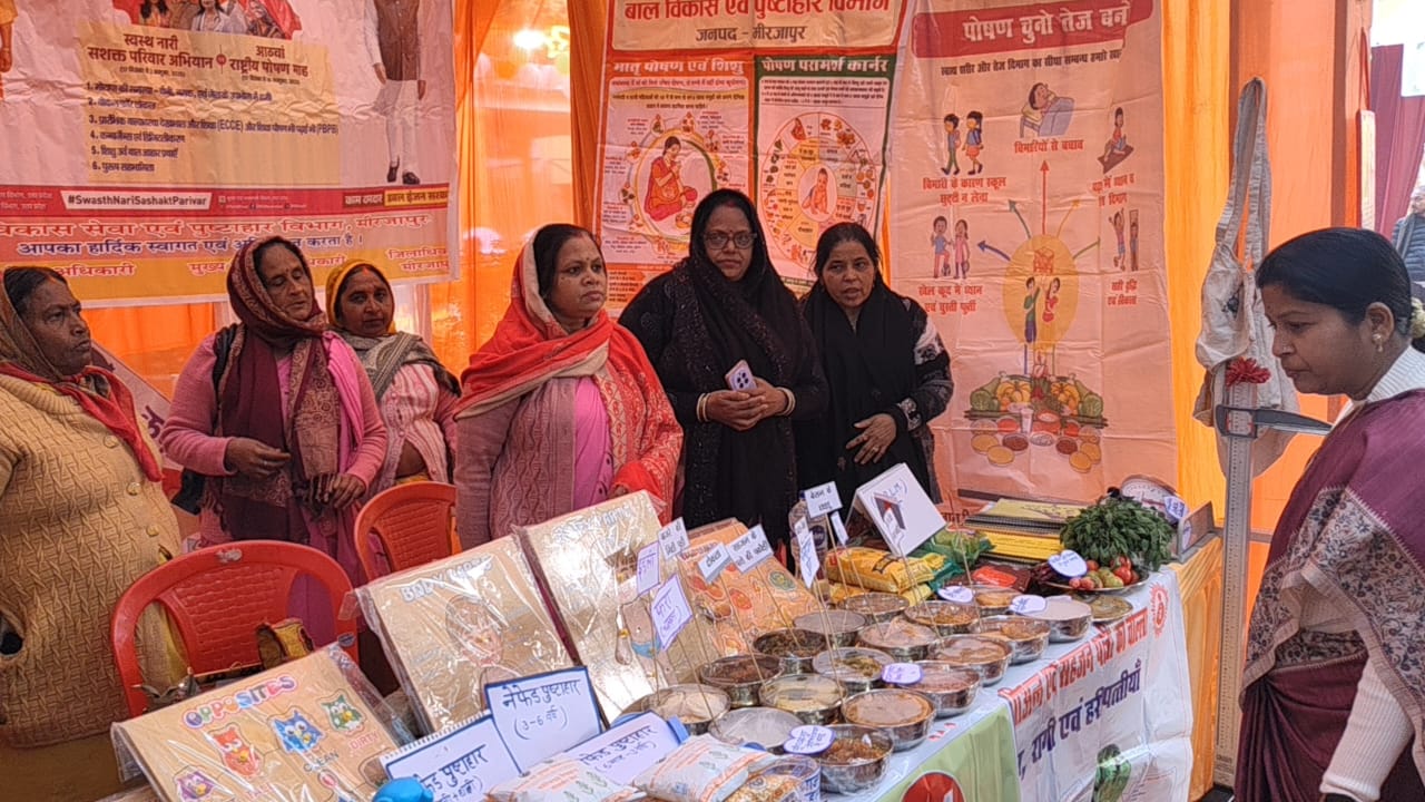 स्वयं सहायता समूहों की महिलाओं के उत्पादों को देखती छानबे विधायक रिंकी कोल स्वयं सहायता समूहों की महिलाओं के उत्पादों को देखती छानबे विधायक रिंकी कोल