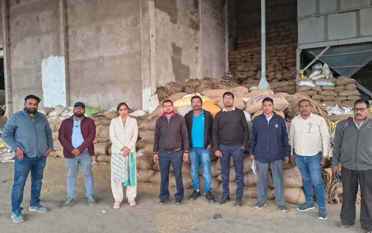 धान जब्ती के बाद समूह में खड़े हुए प्रशासनिक अधिकारी-कर्मचारी। धान जब्ती के बाद समूह में खड़े हुए प्रशासनिक अधिकारी-कर्मचारी।