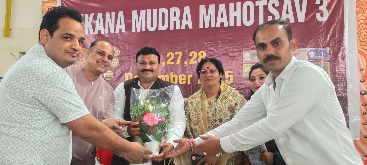 मुद्रा महोत्सव में देशभर के अलग शहरों से आए मुद्रा विशेषज्ञाें ने अपने-अपने संग्रह दिखाए
